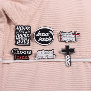 Lot de 6 pin's chrétiens en émail avec citations de la Bible sur tissu denim rose