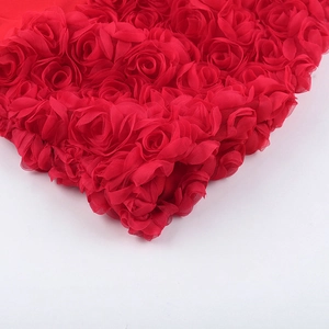 Makroaufnahme der roten 3D-Rosentextur eines eleganten Abendkleides für Frühling 2025