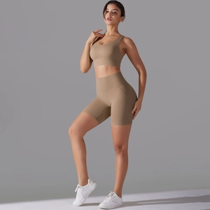 Vista dettagliata del set pantaloncini yoga a vita alta e reggiseno sportivo kaki