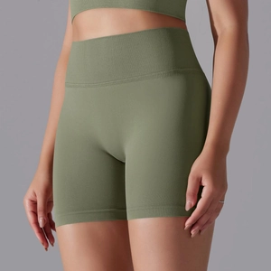 Détail du short de yoga vert olive sans couture avec taille haute et texture en maille côtelée