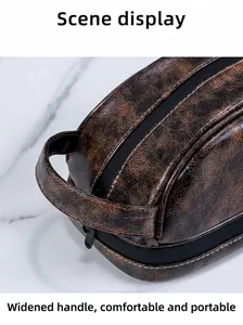 Dettaglio del manico largo su una borsa da toilette in pelle marrone stile vintage