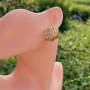 Détail de boucles d'oreilles en or 18 carats avec pavage en oxyde de zirconium