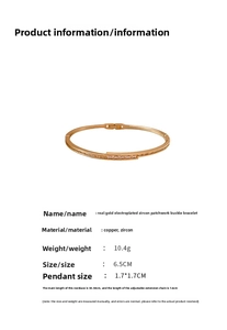 Detail eines vergoldeten Armreifs mit Zirkonia-Verschluss und elegantem ovalem Design