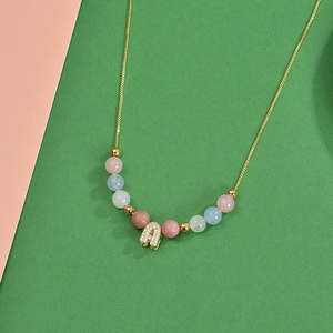 Détail du collier de perles en cristal rose et bleu avec pendentif lettre A étincelant