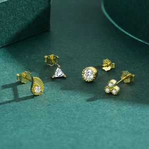 Set di orecchini a lobo in argento S925 dorato con pietre di zircone geometriche