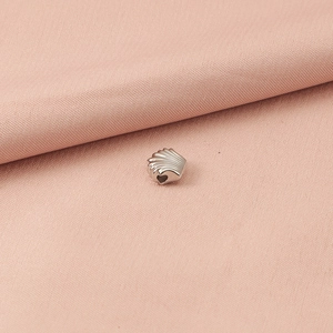 Detail van roestvrijstalen schelphanger met hartvormige uitsnede op roze stof