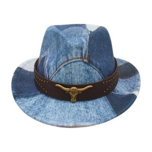 Dettaglio di un cappello stile western in patchwork denim con emblema di testa di toro