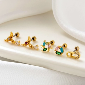 Goldenes Knorpel-Ohrstecker-Set aus Edelstahl mit bunten Zirkon-Blumen und Schmetterlingen