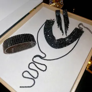 Parure élégante en strass noirs avec boucles d'oreilles à franges, collier et bracelet large