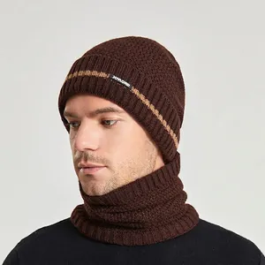Set invernale in maglia con berretto e scaldacollo marrone scuro foderato