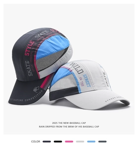 Detailansicht von zwei atmungsaktiven Mesh-Baseballkappen mit stylischem Schriftzug