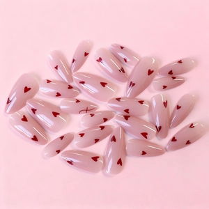 Rosa Mandel-Nagelspitzen mit roten Herzmustern und Kreuz-Designs für den Valentinstag