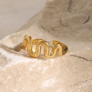 Detail des 18k Gold Wellenrings mit glatter polierter Oberfläche und verstellbarem Design
