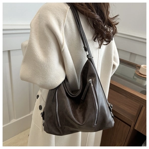 Dettaglio borsa hobo in pelle testa di moro con doppie cerniere verticali