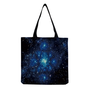 Vista dettagliata della borsa shopping in tela con stampa vivace di galassie e stelle