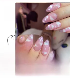 Détail de faux ongles dégradés roses avec nuages blancs, étoiles argentées et paillettes
