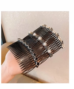 Dettaglio di un set di 3 pettini per capelli con motivi a quadrifoglio e perle in mano