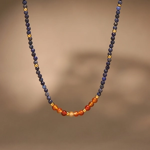 Collier en perles de lapis-lazuli et agate rouge avec accents dorés pour femme