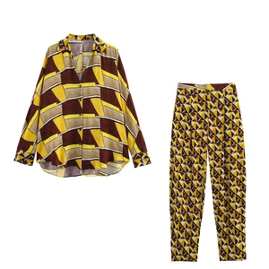 Completo due pezzi da donna con camicia a stampa geometrica e pantaloni dritti