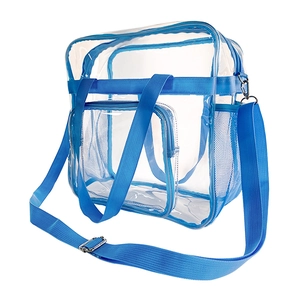 Detailansicht der transparenten PVC-Reisetasche mit blauen Riemen und Netztasche