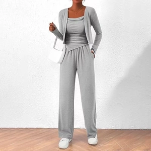 Détail du tricot sur un ensemble détente gris trois pièces avec cardigan et pantalon
