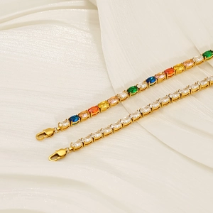 Dettaglio del bracciale tennis placcato oro con zirconi colorati e chiusura a moschettone