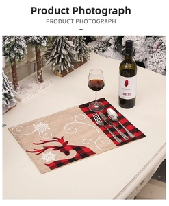 Gros plan d'un set de table de Noël en lin avec flocon brodé et motif de renne à carreaux