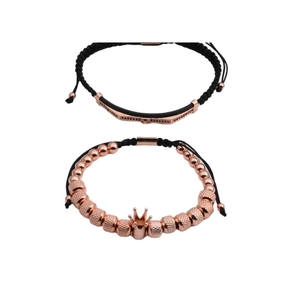 Dettaglio del bracciale con perline a corona in oro rosa e bracciale in corda intrecciata