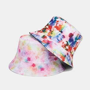 Détail de bobs réversibles à motifs floraux colorés avec une texture de tissu tissé