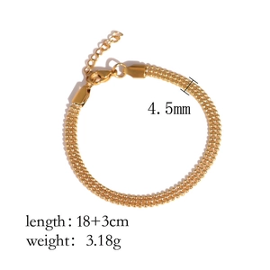 Dettaglio del bracciale in acciaio inossidabile dorato da 4,5mm con chiusura a moschettone