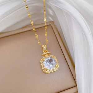 Vue détaillée du collier doré de luxe avec grand cristal carré et petits zircons brillants