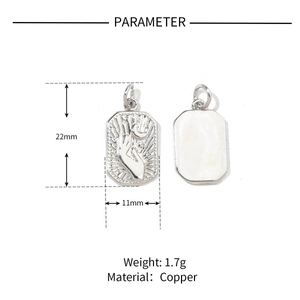 Pendentif détaillé en cuivre avec relief main et croissant de lune, 22mm et poids 1,7g