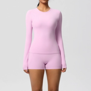 Détail de l'ensemble de yoga rose mauve avec haut à manches longues et short en nylon