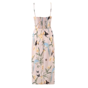 Robe d'été rose tropicale avec dos smocké et motifs de fleurs, toucans et papillons
