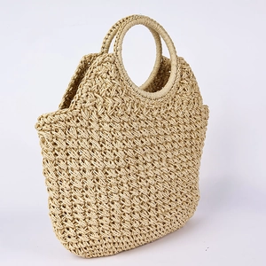 Handgefertigte Strandtasche aus Stroh mit runden Griffen in Beige für den Sommerurlaub