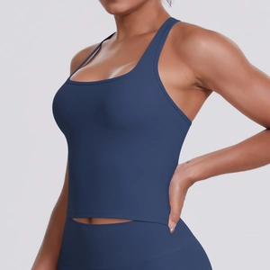Vue latérale d'un débardeur de yoga bleu foncé montrant la coupe ajustée et élastique