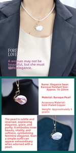 Détail du pendentif cygne en perle baroque avec éclat violet clair et plaqué or