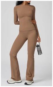 Détail de l'ensemble de yoga marron café avec haut à manches longues et pantalon évasé