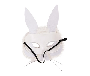 Gros plan du masque de lapin de Pâques blanc en peluche avec de longues oreilles