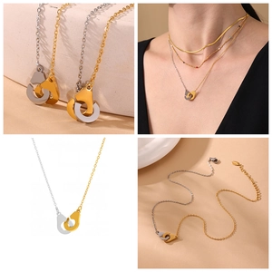 Détail macro du collier menottes bicolore entrelacées en or 18 carats et acier argenté