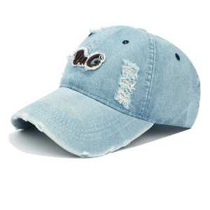Vintage hellblaue Denim Baseballkappe mit Stickerei-Patch und destroyed-look Details