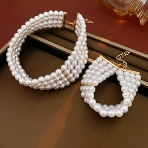 Ensemble collier et bracelet en perles à quatre rangs avec fermoirs dorés élégants