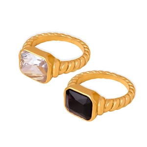 Retro-Ringe mit quadratischem Glasstein und goldener Textur in Schwarz und Weiß