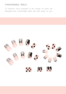 Détails de faux ongles dégradés roses avec carreaux noirs, nœuds et motifs cœur