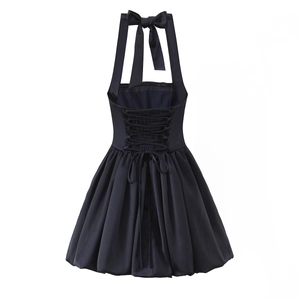 Détail de la robe bouffante noire montrant le laçage au dos et les fronces élastiques