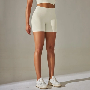 Détail macro du short de yoga blanc cassé taille haute avec texture côtelée sans couture