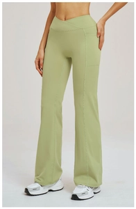 Détail du pantalon de yoga évasé avec taille en V croisée et poches latérales