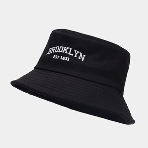 Chapeau bob Brooklyn minimaliste noir avec broderie blanche de lettres EST 1631