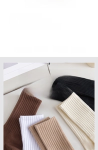 Vue détaillée de chaussettes en coton peigné avec texture côtelée en cinq tons neutres
