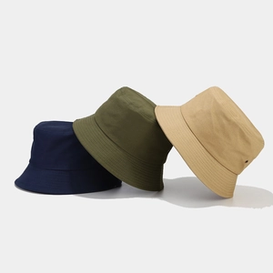 Tre cappelli a secchiello minimalisti in cotone blu navy, oliva e kaki con fori d'aria